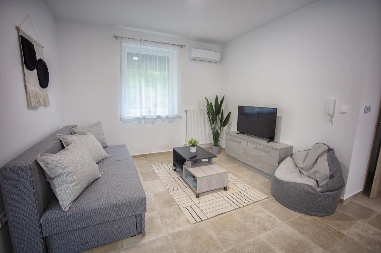 Forest Luxory Ii. Apartman Sarvar Exterior foto